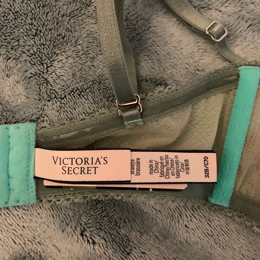 NWT Victoria’s Secret peekaboo lace bra - Picture 3 of 4